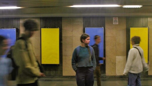 Чесько-українська вистава на платформі метро в Празі