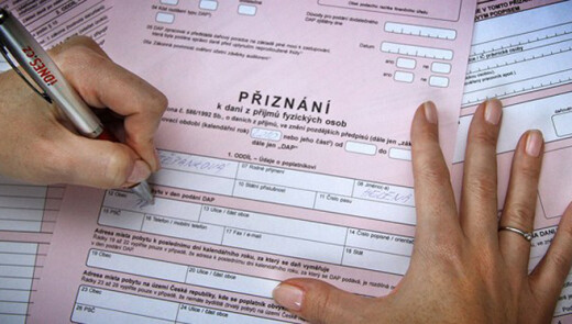 Які є типи робочих договорів в Чехії та коли подавати податкову декларацію