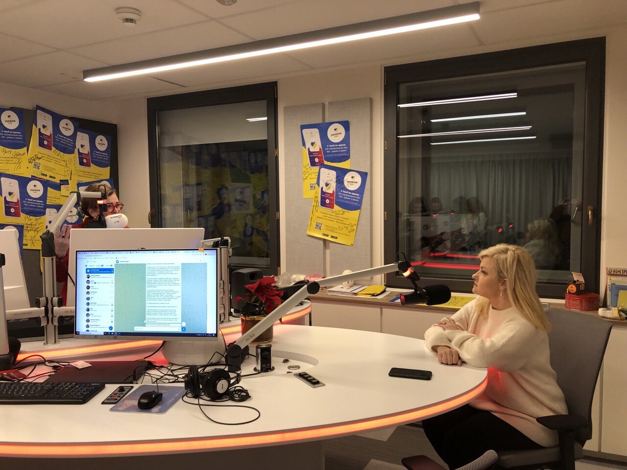 Модераторка Людмила Ваннек та гостя Марія Бурмака під час інтерв'ю у студії «Радіо Україна», м. Прага, 2022